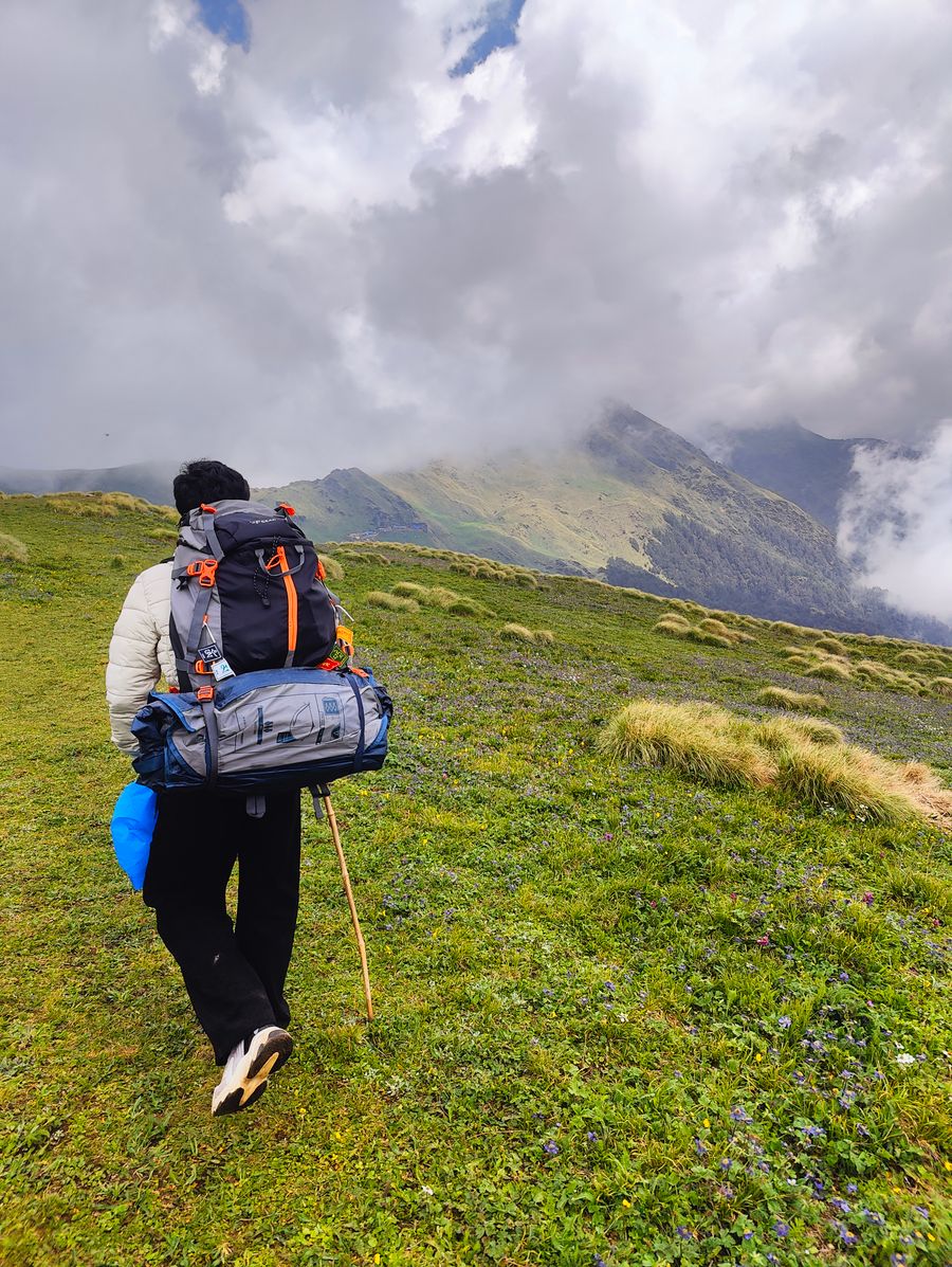 hiker trekking in lush hills of rudra nath — Azoteas de Bolivia: videollamadas a casa con el skyline detrás.