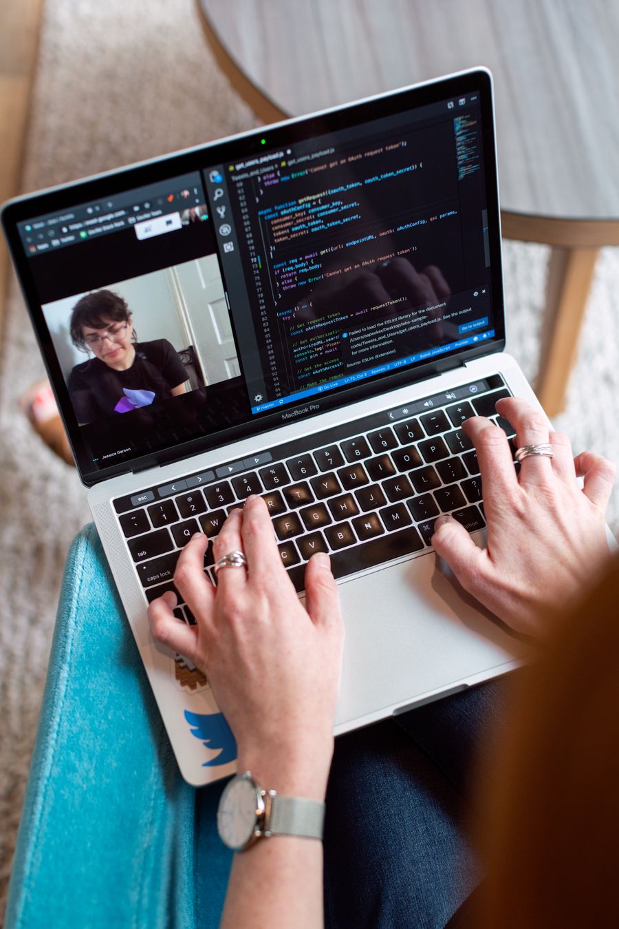 person using gray laptop — Senderismo sobre Costa Rica: el pin del inicio compartido con el grupo.