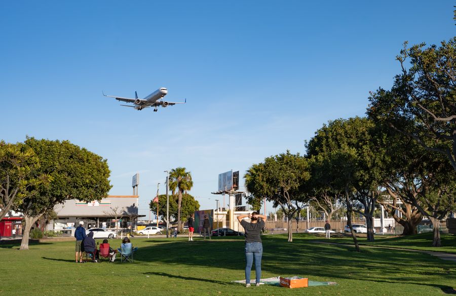 airplane landing over park visitors — Lenguaje claro, sin jerga de telecos — cada respuesta específica para tu viaje.