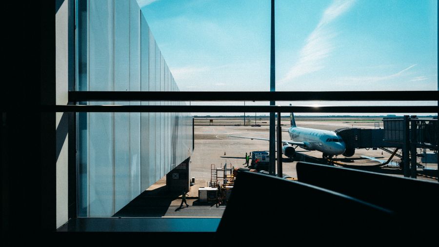 bright airport terminal with docked airplane view — El tour gastronómico de Ecuador: cada recomendación verificada al momento.