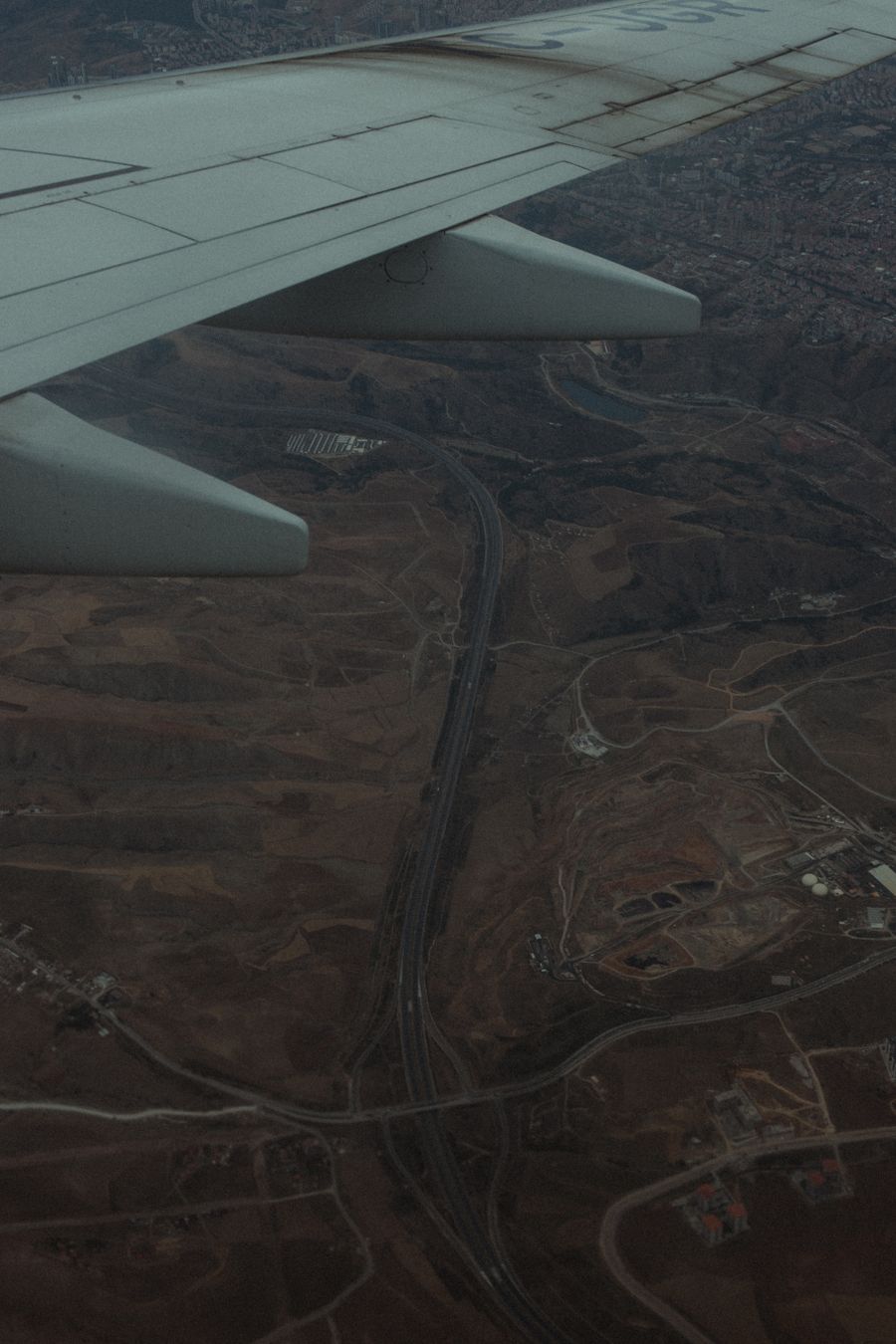 aerial view from airplane over barren landscape — De estación en estación en Peru: todo pasa por el teléfono.