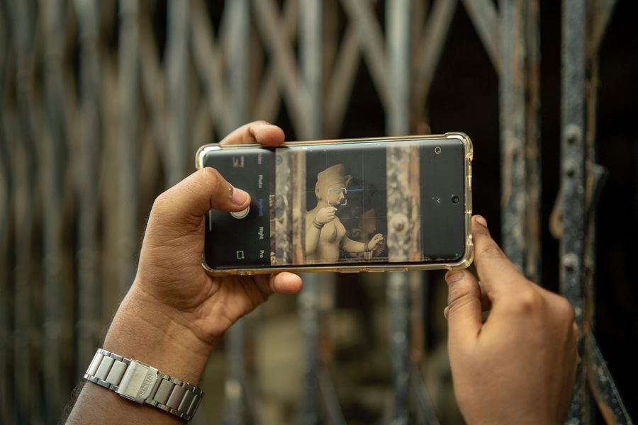 capturing sculpture with smartphone in kolkata — El mercado nocturno de El Salvador: puestos mapeados, platos imprescindibles traducidos.