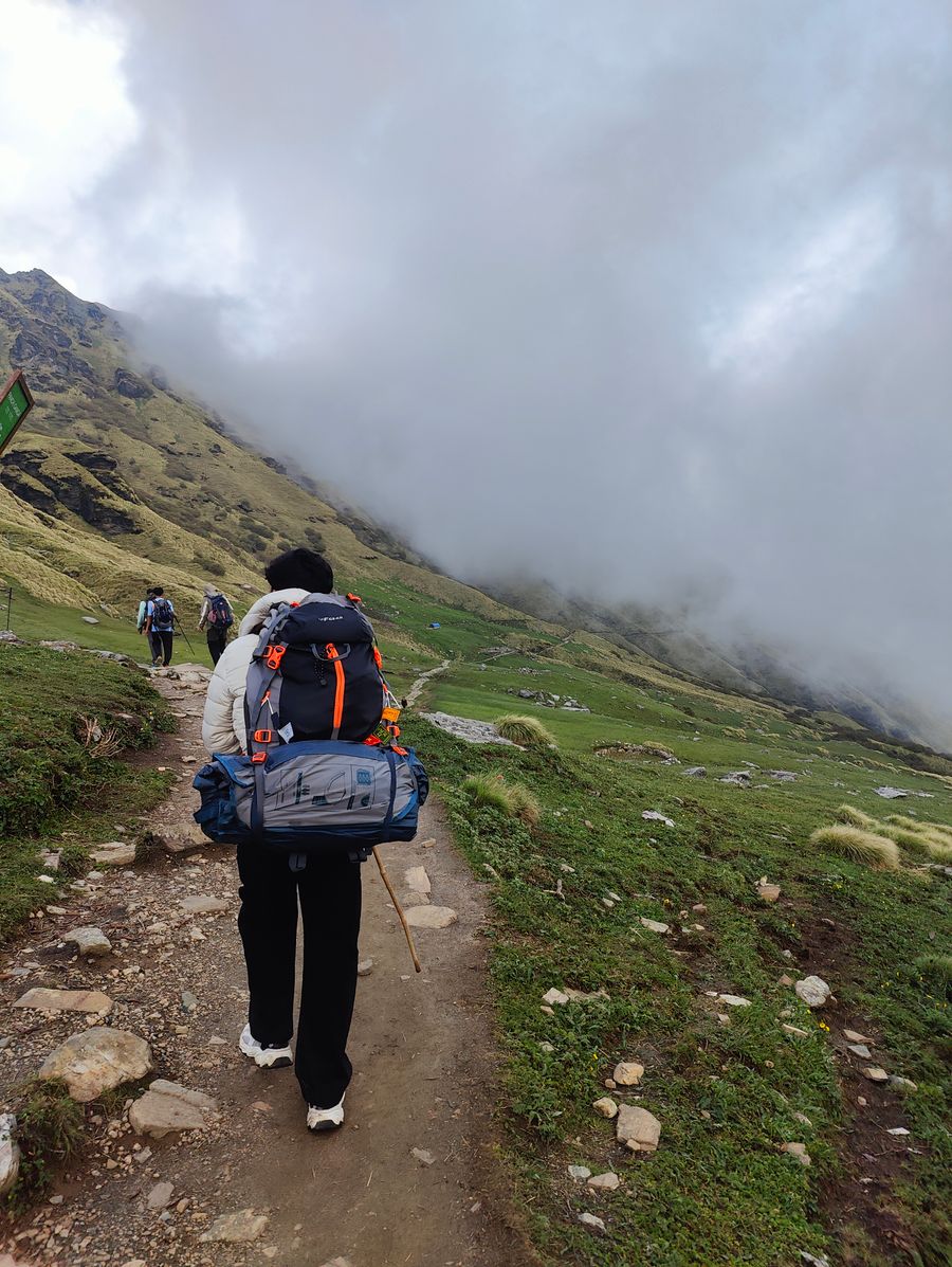 hiking adventure in rudra nath india — Mercados de Cuba: regatea con el conversor abierto, paga con un toque.