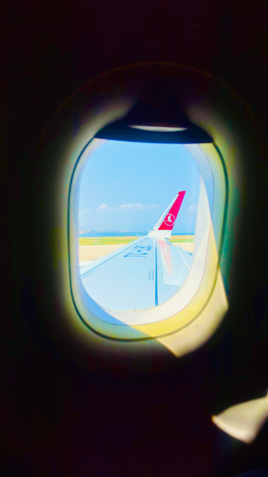 view from airplane window over turquoise skies — Azoteas de Ecuador: videollamadas a casa con el skyline detrás.