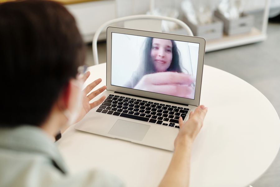 woman having a video call — Docs: De la sala de embarque al hall de llegadas, los datos nunca caen.