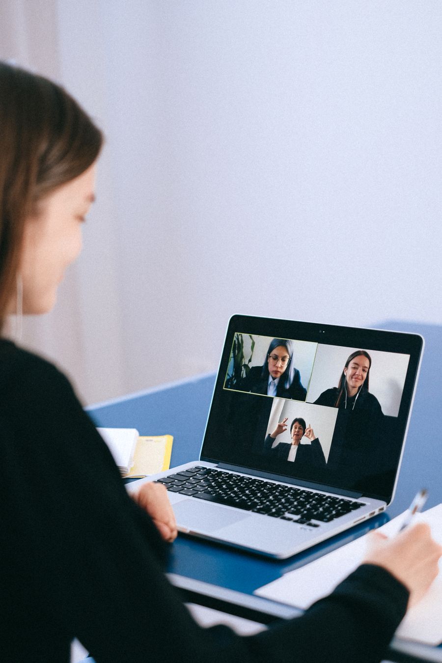 people on a video call — Mercados de Peru: regatea con el conversor abierto, paga con un toque.
