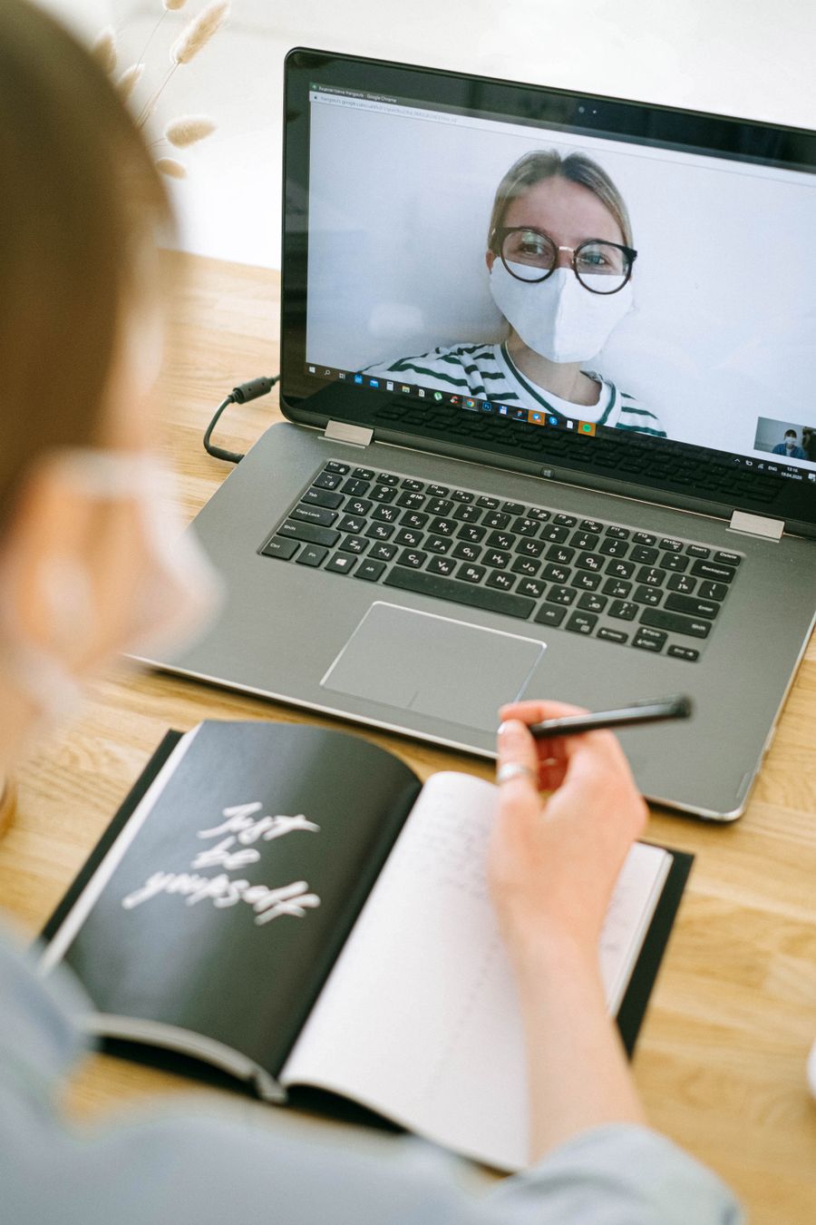 woman having video call — El viaje conectado: mapas, mensajes y traducción, todo en una eSIM.