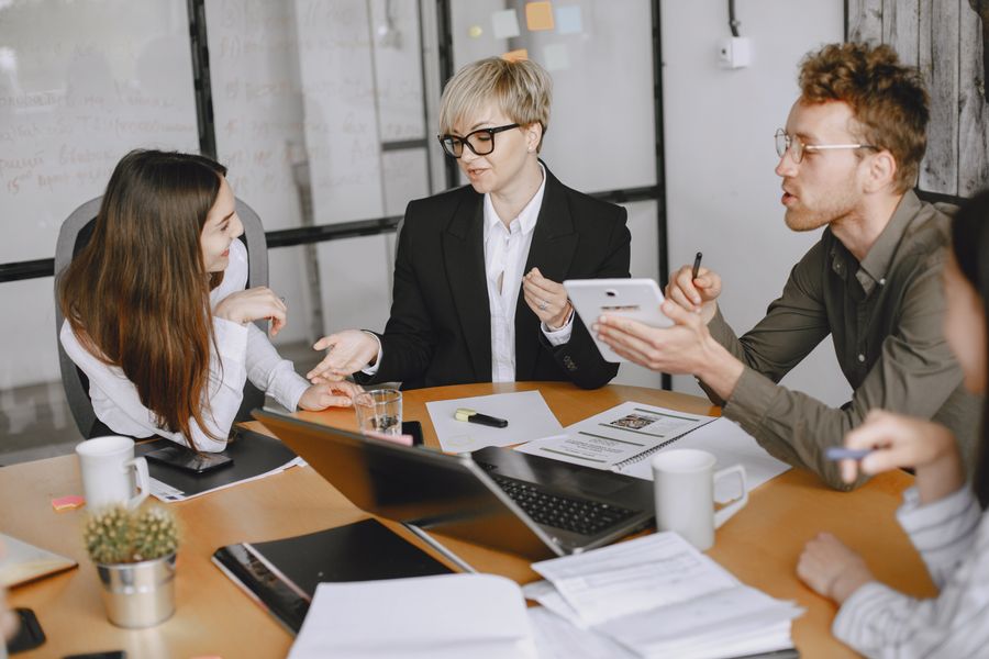 businesspeople brainstorming in conference room — El derby de Honduras: boletos escaneados, repeticiones en streaming, viaje de vuelta reservado.