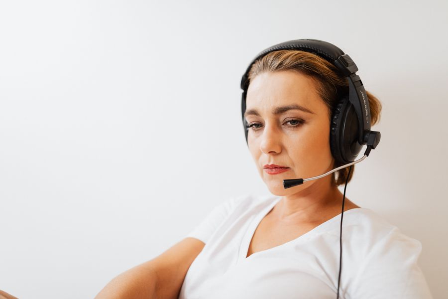 woman wearing a black headset — Check-in en la azotea: pases de abordar y llaves de hotel, todo en el teléfono.