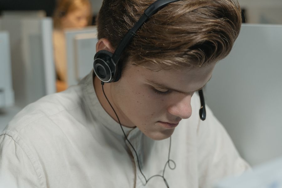 a man in white crew neck shirt wearing black headphones — Tardes de museo con audioguías en streaming, sin buffering.