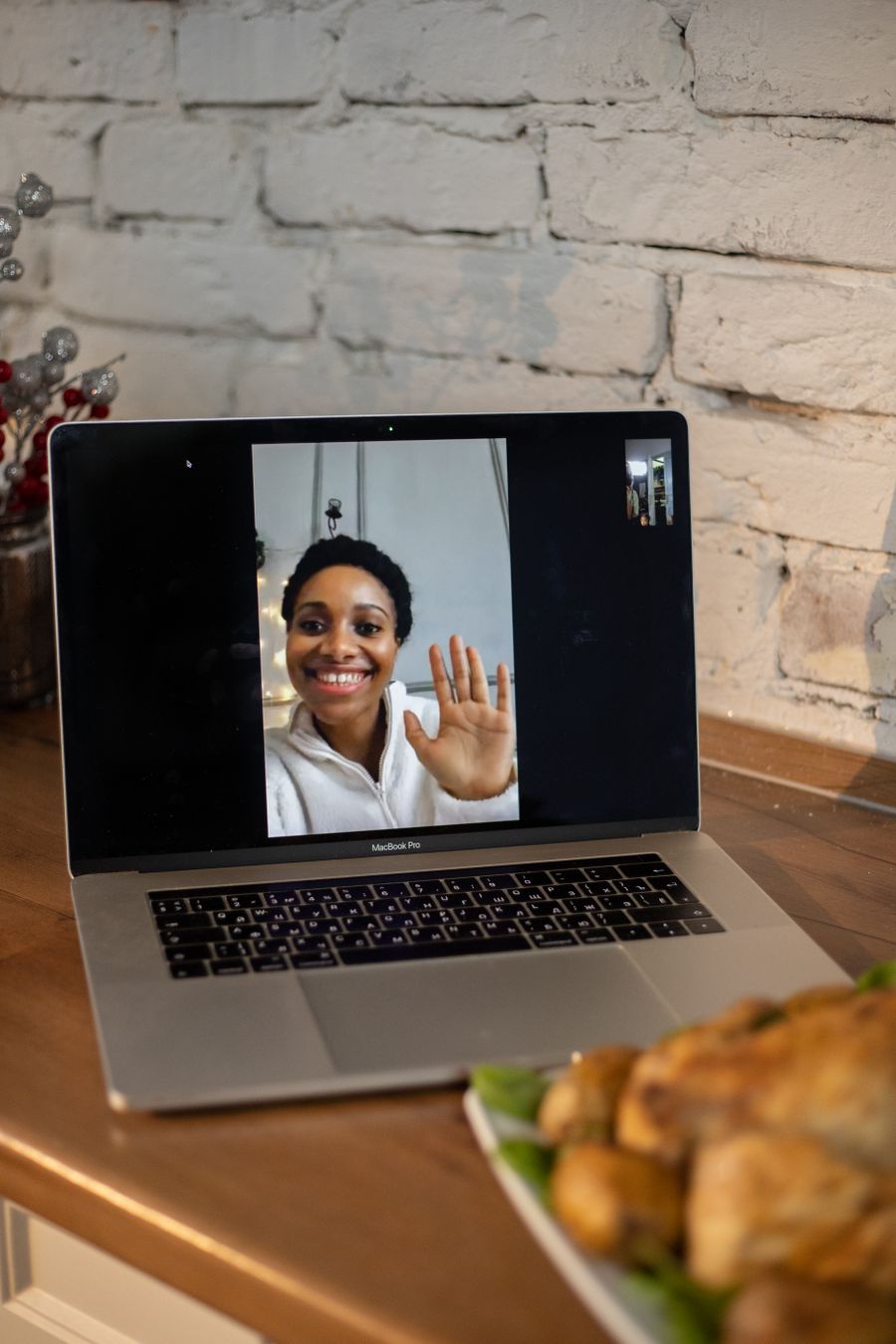 macbook pro on brown wooden table — Azoteas de Uruguay: videollamadas a casa con el skyline detrás.