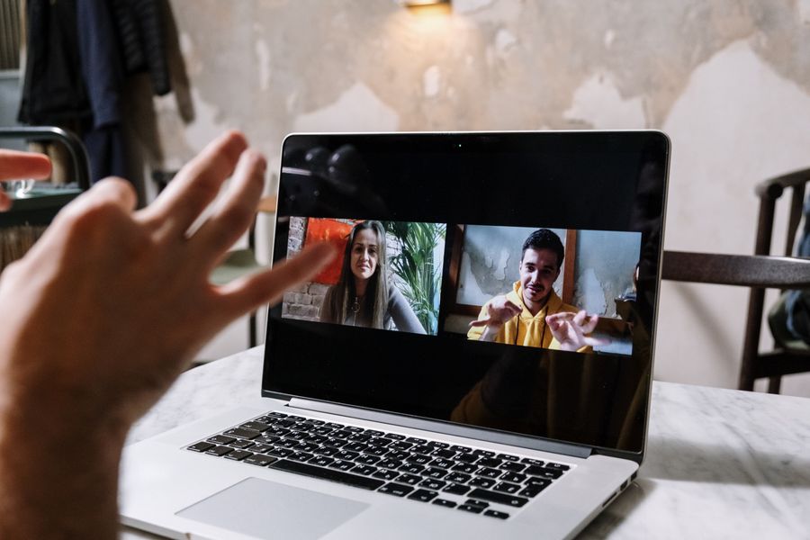 man and woman video call on laptop — Senderos fuera de the Dominican Republic: mapas offline descargados, por si acaso.