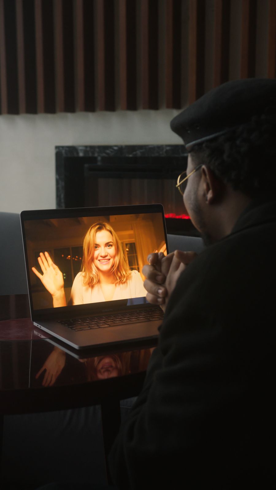 man looking at a woman in a laptop screen — ¿Lluvia en Chile? La conexión aguanta — el clima no limita los datos.