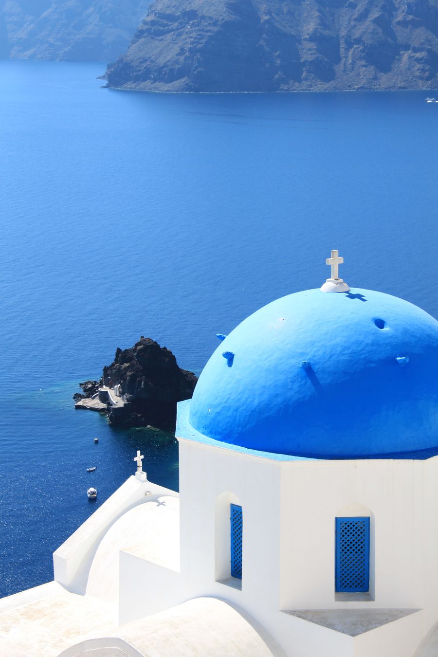 white and blue church near the ocean — El distrito financiero de Venezuela: la zona wifi alimenta toda la reunión.