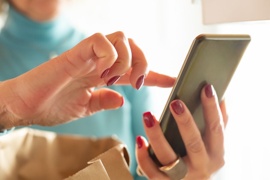 close up photo of person using smartphone — Calles viejas de Cuba, conectividad nueva — traducción en tiempo real.