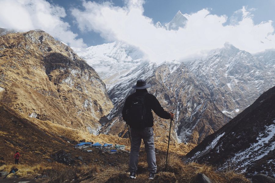 a man standing on a mountain — El hall de llegadas de Dominican Republic: en línea antes de la cinta de equipaje, siempre.
