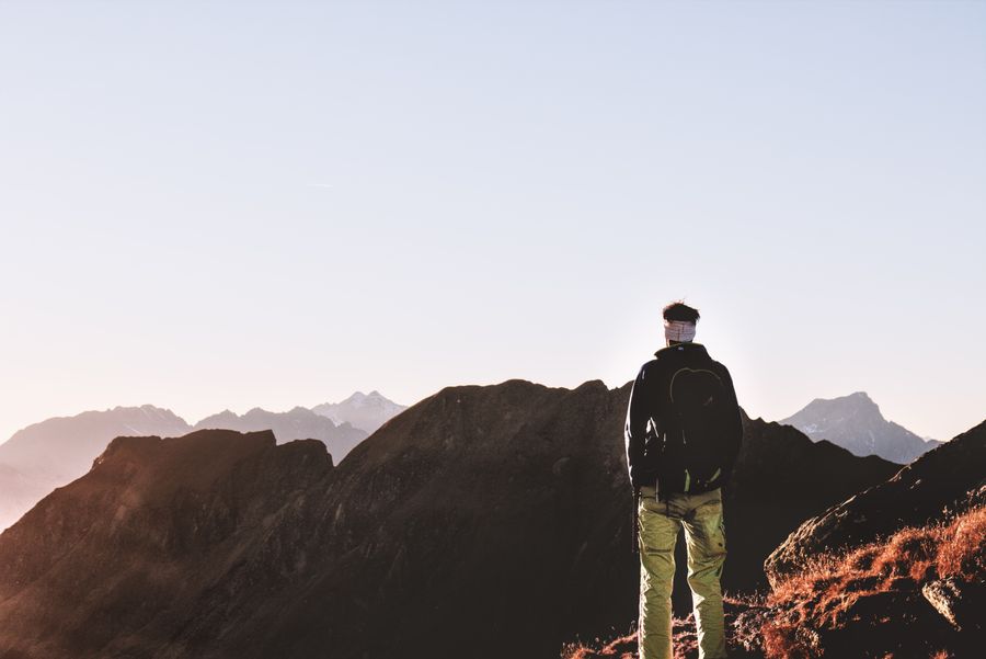 person standing on top of the mountain — Oficinas-café en Bolivia: zona wifi estable, sin ruleta de wifi de hotel.