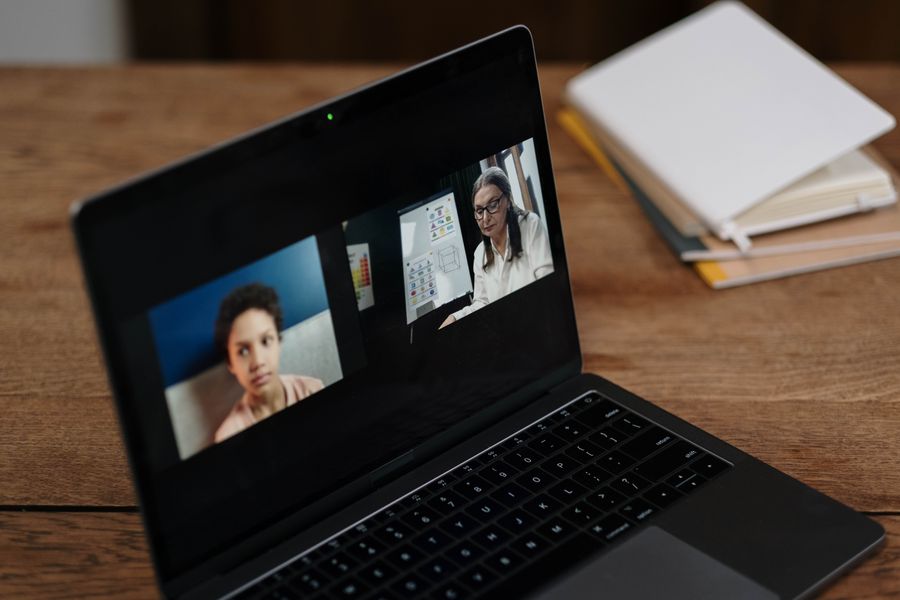 online class in a laptop — Developers: Casa de cambio, saltada: el teléfono paga a la tasa real.