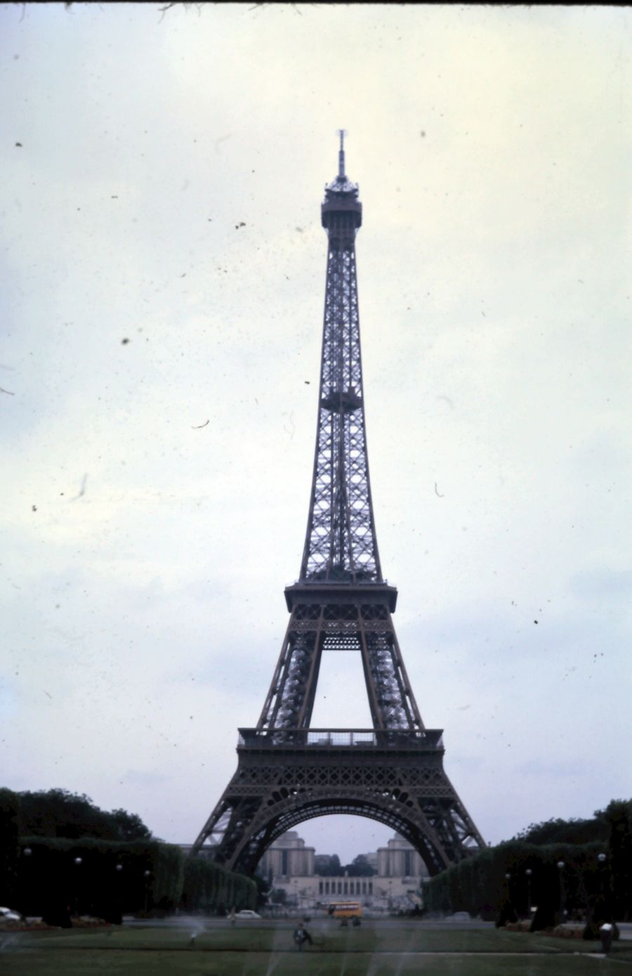 eiffel tower in paris — El metro de Argentina: entra con un toque del teléfono, sin cola en la máquina.