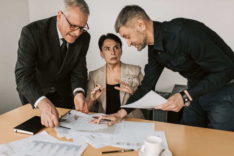 a meeting in an office — Costa Rica, totalmente mapeado — la navegación funciona en cuanto sales.