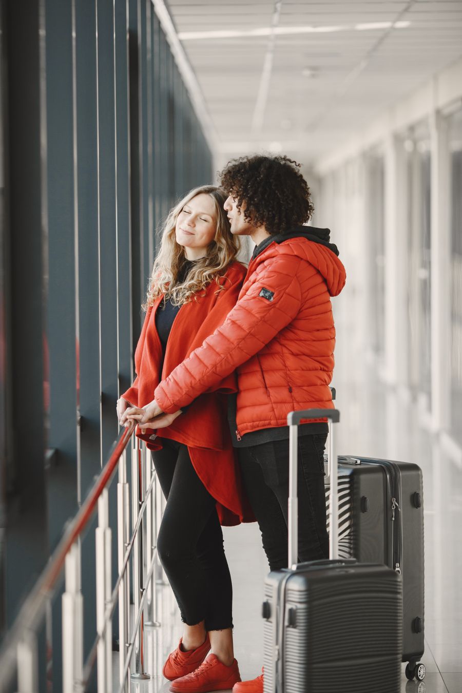 close up shot of a couple standing near luggages — Developers: Senderos y miradores: mapas offline descargados, por si acaso.