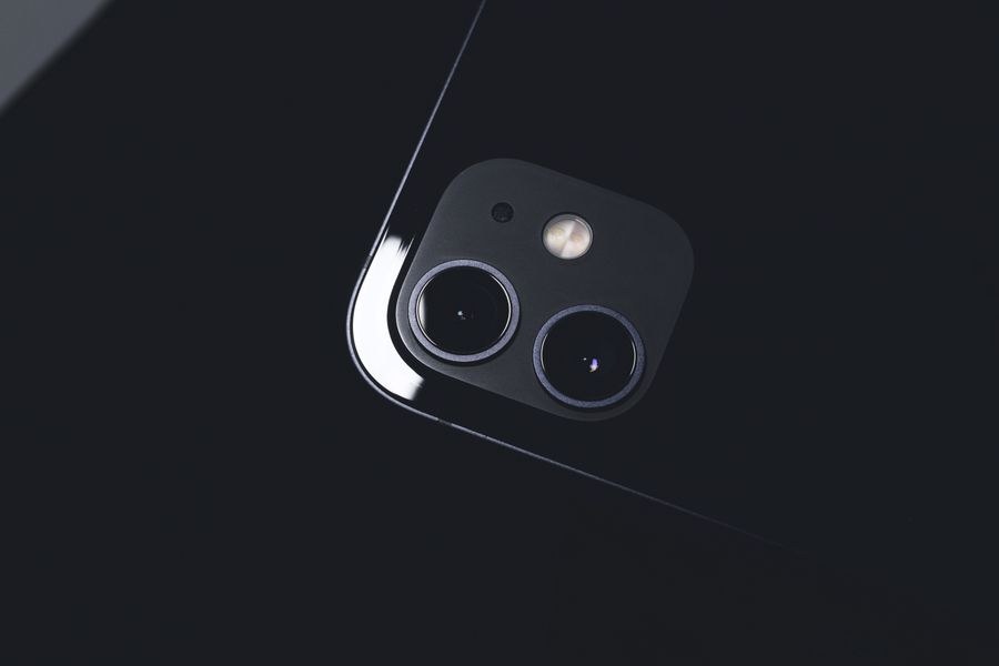 close up photo of a mobile phone s camera — Oficinas-café en Cuba: zona wifi estable, sin ruleta de wifi de hotel.
