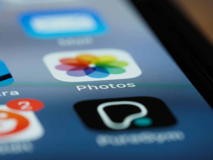 close up shot of smartphone screen — Conduciendo por Nicaragua: el tráfico en vivo te desvía del atasco.