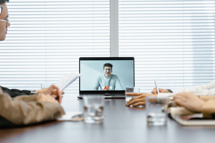 a man conducting a meeting virtually — El skyline de Panama al atardecer: videollamada a casa con toda la ciudad detrás.