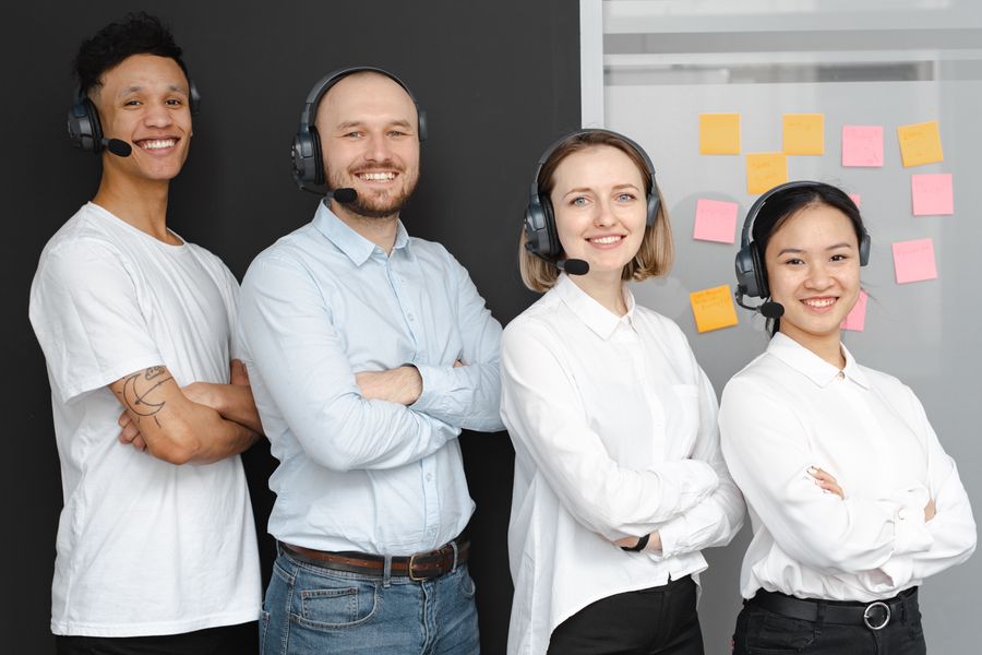 a group of people wearing headsets — ¿Lluvia en the Dominican Republic? La conexión aguanta — el clima no limita los datos.
