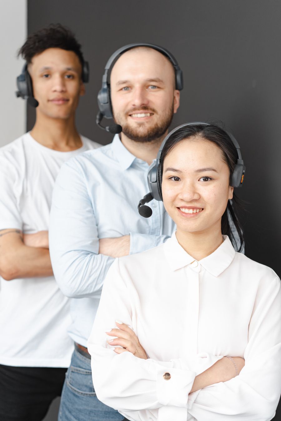 people working in a call center — Noches en Ecuador: planes de cena, traslados y reseñas, todo al instante.