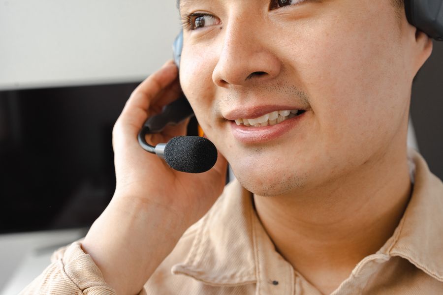 close up photo of an operator working — El exprés al aeropuerto de Venezuela: boleto en la billetera antes de que aterrice el avión.