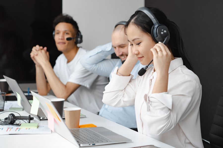 people working in a call center — Hora dorada en Peru, totalmente en línea — el viaje se documenta solo.