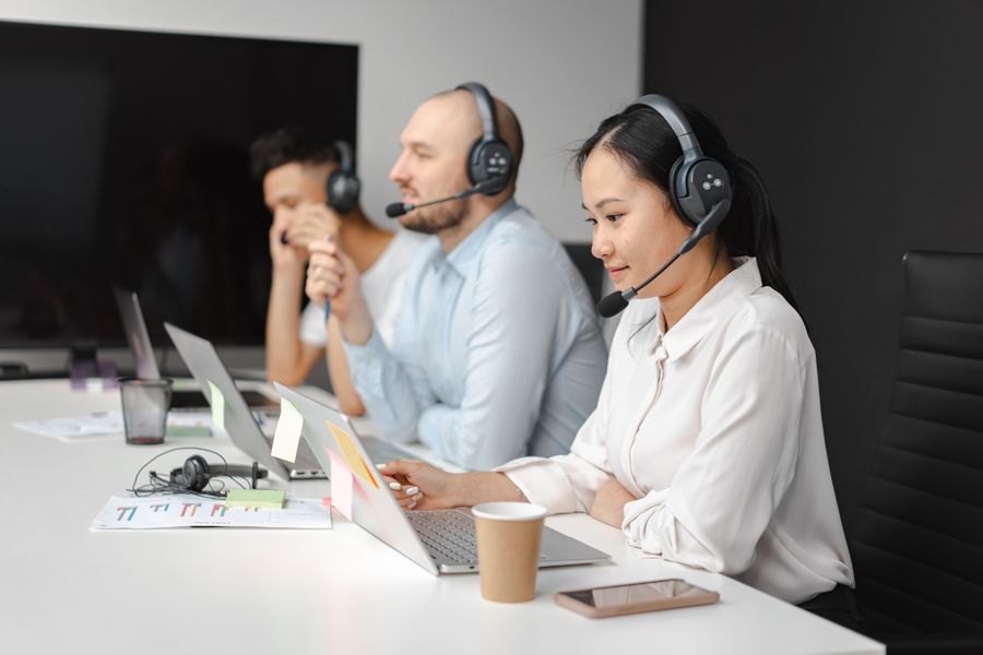 people working in a call center — Changelog: El apretón del mostrador de alquiler: correo de confirmación abierto, foto de licencia lista.