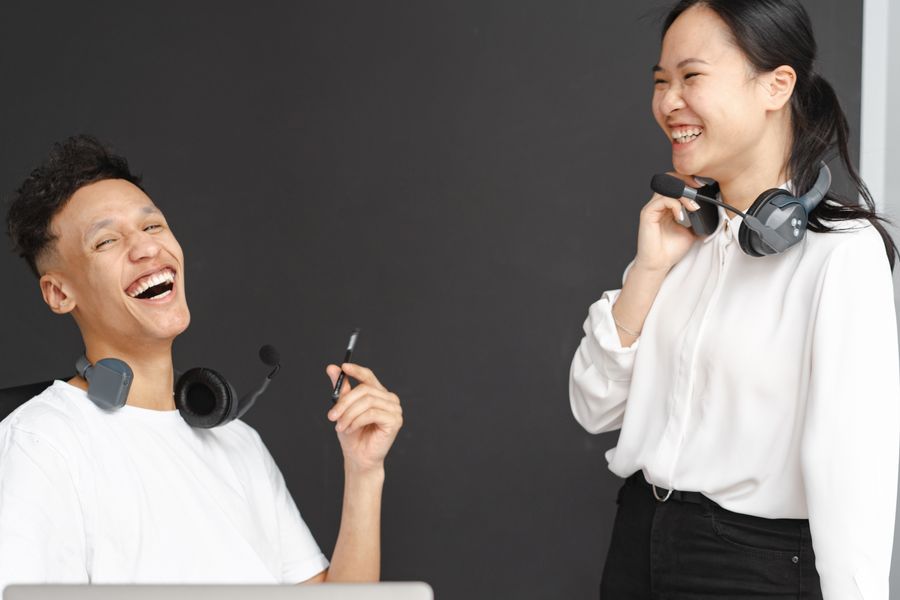 laughing man and woman working in a call center — Región vinícola cerca de Argentina: el tour reservado, el conductor llamado, las fotos respaldadas.