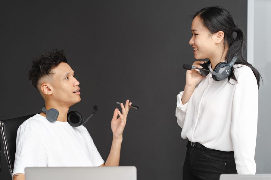 man and woman in white clothes wearing headset — El distrito financiero de Ecuador: la zona wifi alimenta toda la reunión.