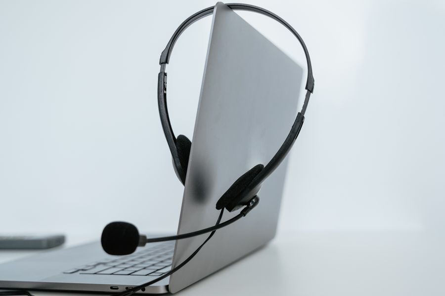 a headset on a laptop — Los chats grupales siguen vivos en cada frontera alrededor de Chile.