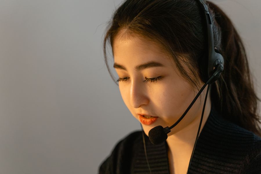 a call center agent working — Docs: La recuperación del vuelo nocturno: early check-in arreglado a mitad de vuelo.