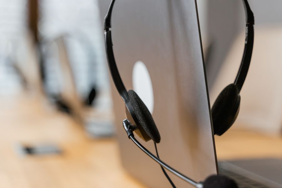 a headset on a laptop — Amanecer sobre Panama: clima revisado, botas puestas, datos activados.