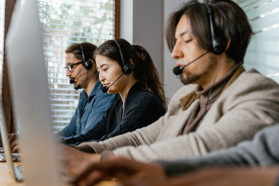 people working as call center agents — Saltos de isla cerca de Chile: ferris reservados, playas encontradas, señal completa.