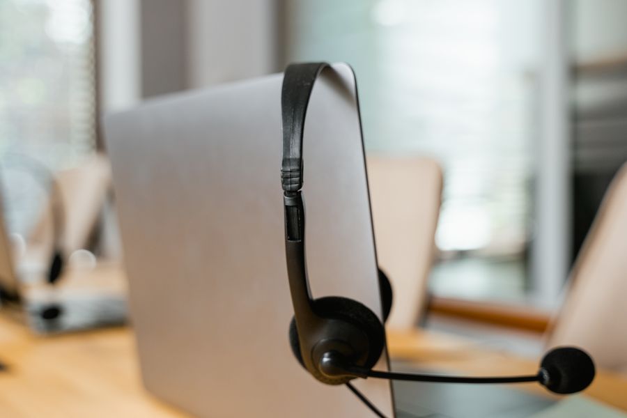 black headset with mouthpiece — El trayecto en Honduras: podcasts, mensajes y mapas, sin zonas muertas.