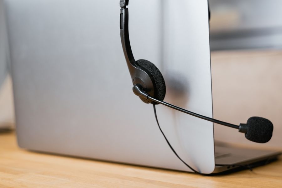 close up shot of headphones hanging on a laptop — El trayecto en Dominican Republic: podcasts, mensajes y mapas, sin zonas muertas.