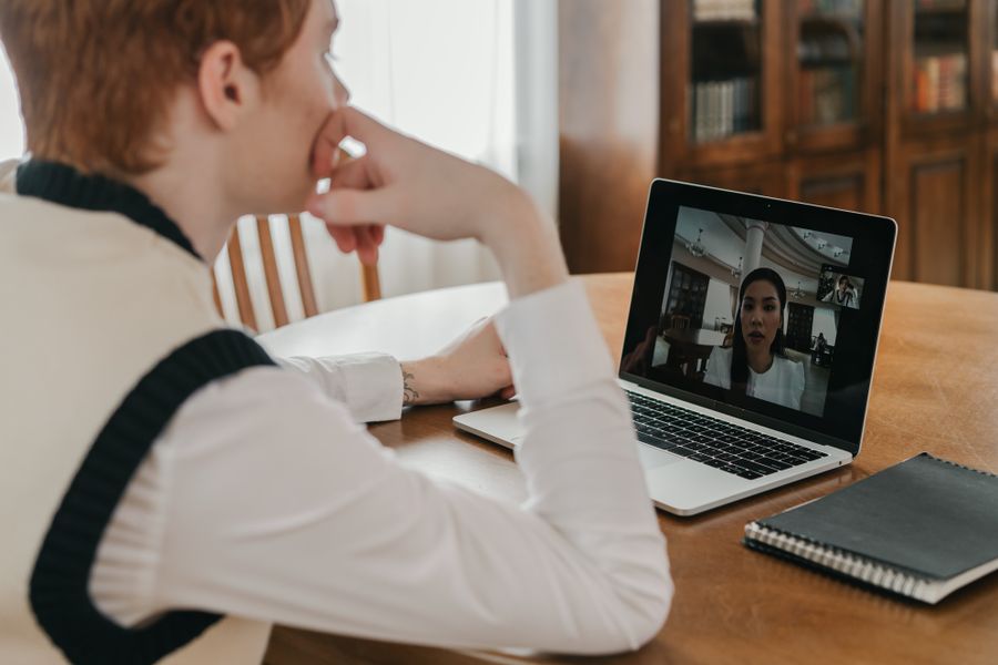 a man having a video call on his laptop — Aterrizaje en Uruguay: la eSIM se conecta antes de que salgas del puente de embarque.