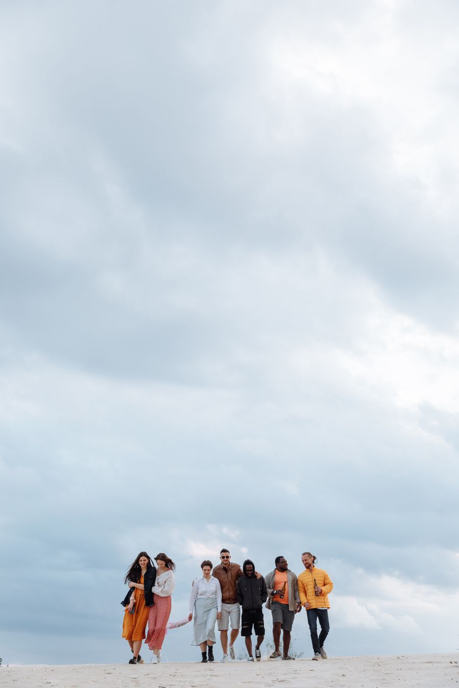 people under cloudy sky — Caza de souvenirs en Uruguay con conversión de moneda en vivo en el bolsillo.