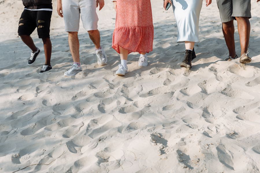 people walking on the sand — El mercado nocturno de Ecuador: puestos mapeados, platos imprescindibles traducidos.