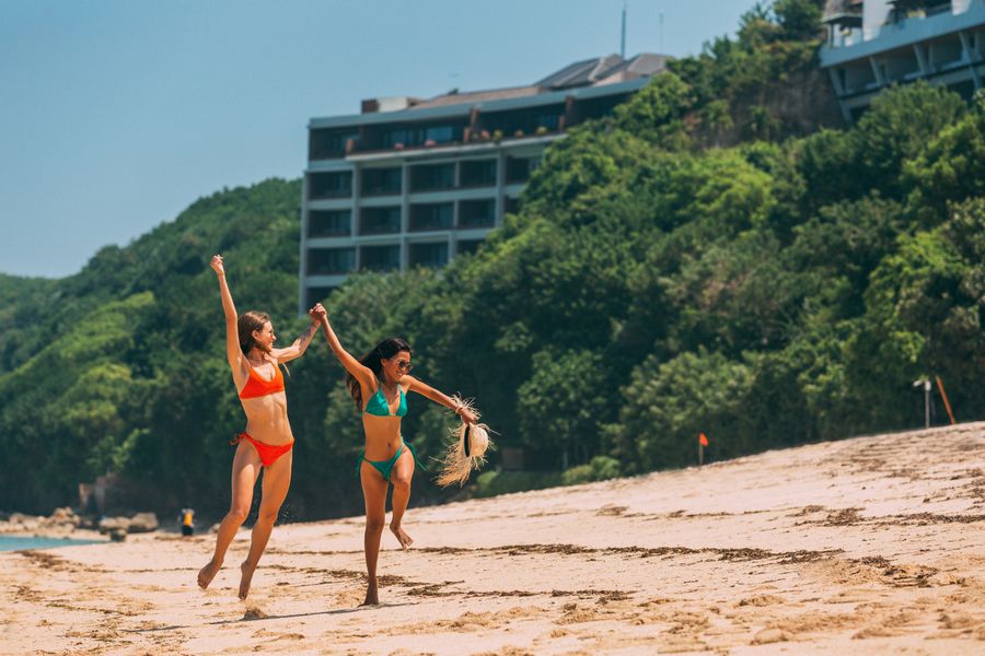 a pair of women in bikinis enjoying the beach — Tardes de museo en Mexico: audioguías en streaming, sin buffering.