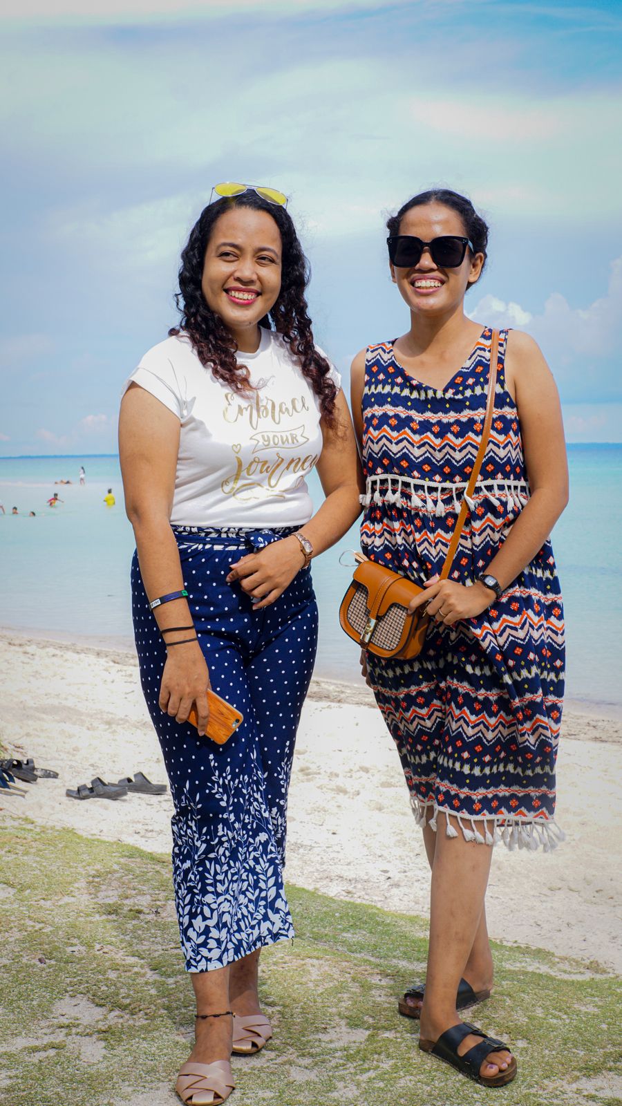 portrait of two women on a beach — Docs: Guías de instalación con capturas de teléfonos reales, no renders.