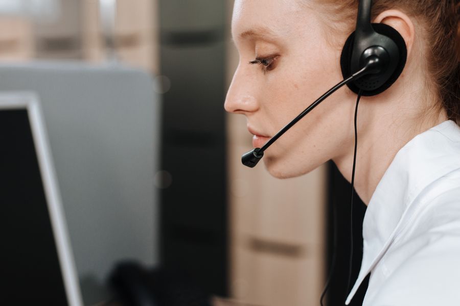 side view of a woman wearing headset — El distrito financiero de Colombia: la zona wifi alimenta toda la reunión.