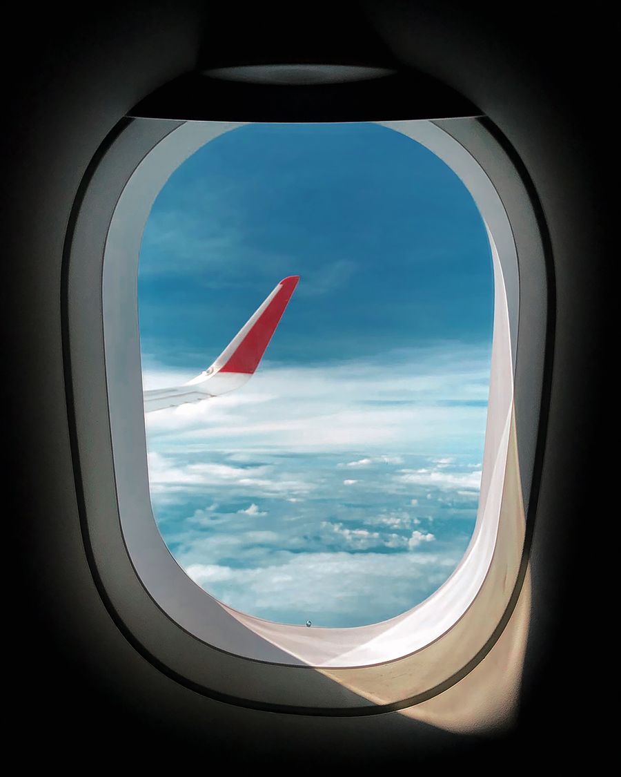 a view of the sky from an airplane window — El casco antiguo de Costa Rica: cada callejón mapeado, cada monumento identificado.