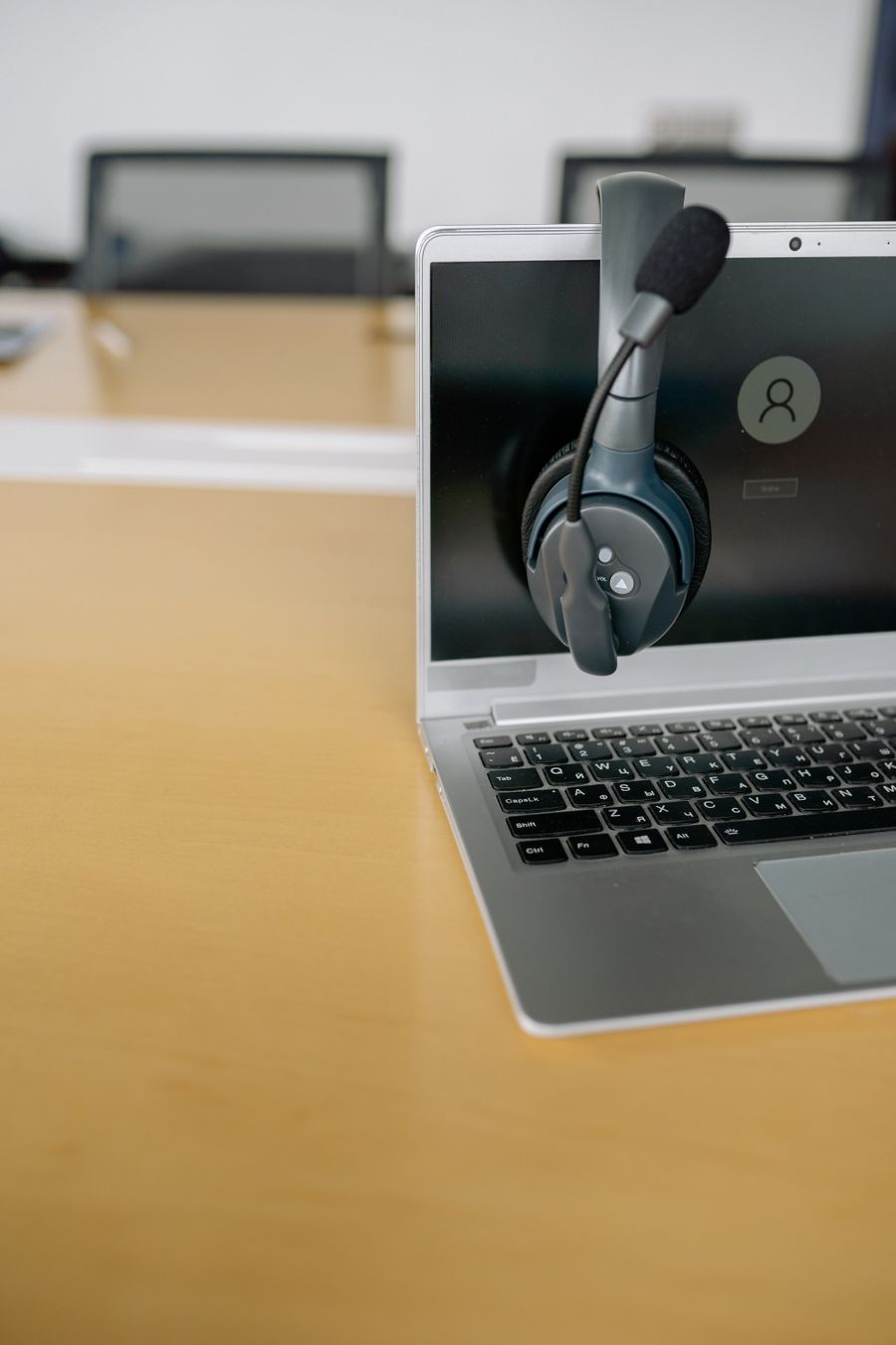 close up shot of a headset on a laptop — Saltos de isla cerca de Argentina: ferris reservados, playas encontradas, señal completa.