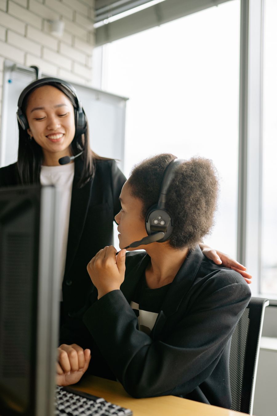 woman in black long sleeve shirt using headphones — Hora dorada en the Dominican Republic, totalmente en línea — el viaje se documenta solo.